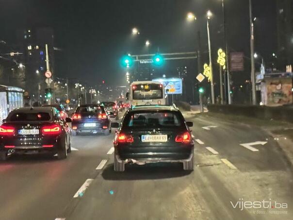 Foto: Slovenac vozi Sarajevom sa neobičnim tablicama