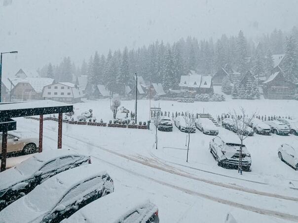 Foto: Snijeg zabijelio Vlašić