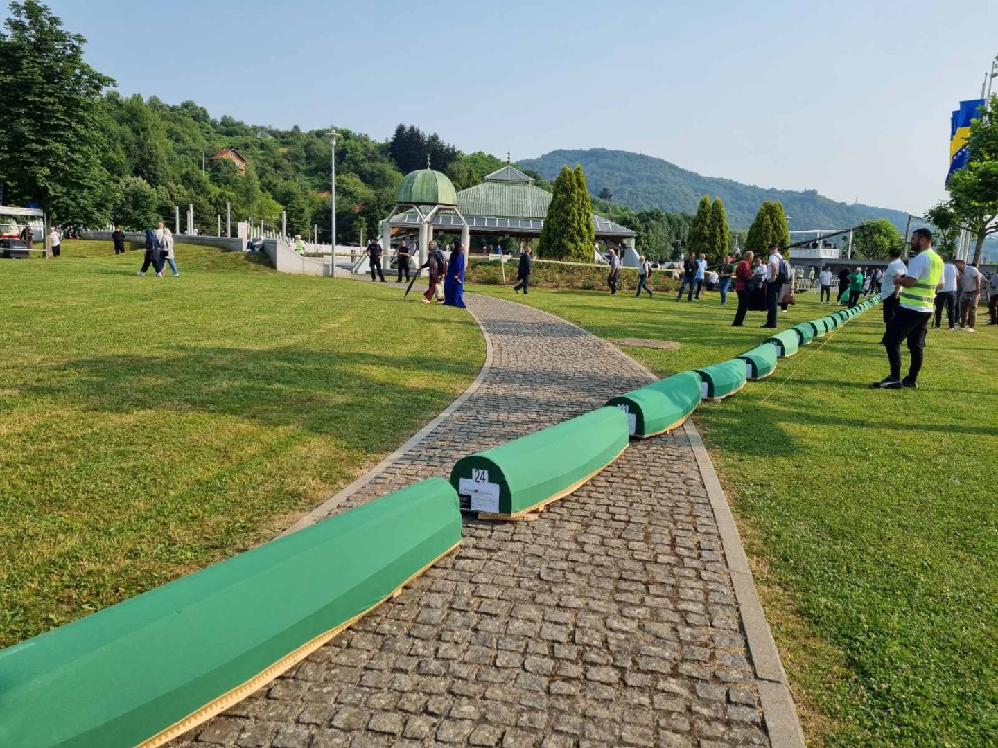 Foto: Tabuti žrtava genocida u redovima čekaju spuštanje na vječni počinak