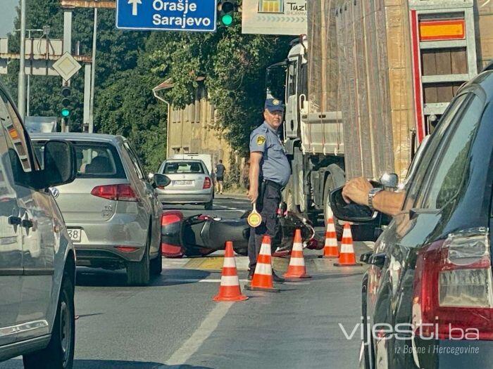 Foto: Teška nesreća u Tuzli, sudar auta i motora