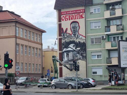 Foto: U Bijeljini pored Osnovne škole podignut mural jednom od terorista ubijenih na Kosovu