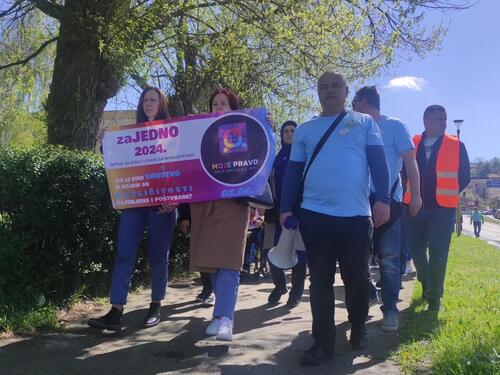 Foto: U Tuzli šetnja za osobe sa autizmom