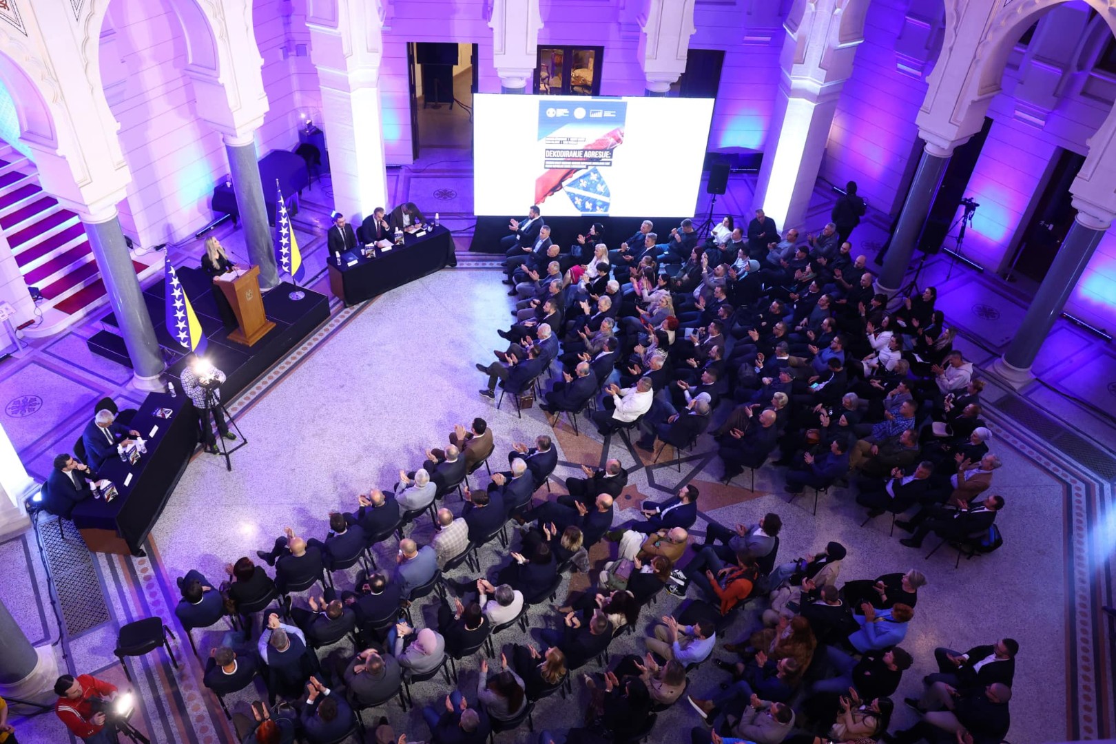 Foto: U Vijećnici promovisana knjiga 'Dekodiranje agresije'