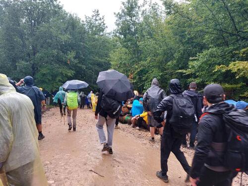 Foto: Učesnici Marša mira krenuli na najtežu dionicu na putu ka Potočarima