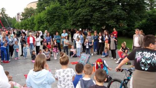 Foto: Ulični zabavljači donijeli veselje u centar Banja Luke