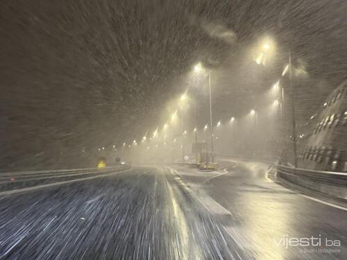 Vozači, oprez: Usporen saobraćaj na autoputu A1, najviše snijega na Ivan Sedlu