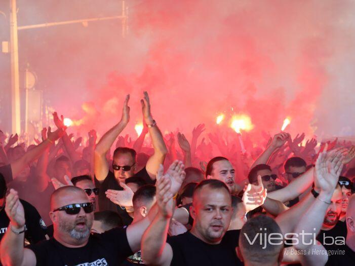 Foto: Vatreni BH Fanaticosi u korteu krenuli prema Koševu