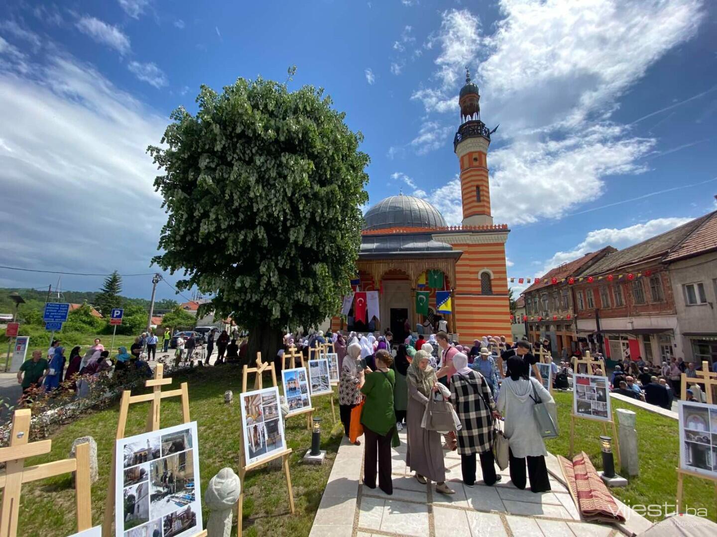 FOTO / Veliki broj vjernika na otvaranju Šarene džamije