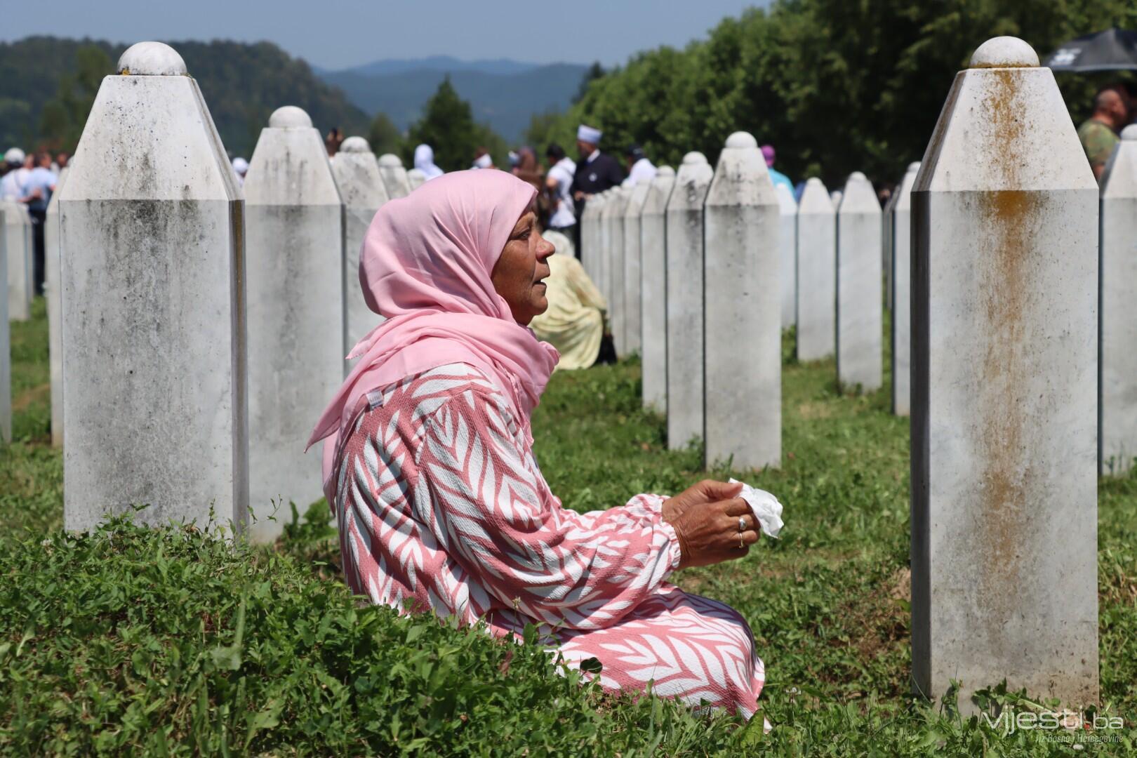 Foto/Video: 6765 bijelih nišana u Potočarima su uskličnici koji opominju!