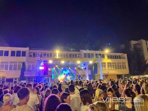 Foto&Video: Adi Šoše raspjevao publiku na Centralnom trgu na Ilidži