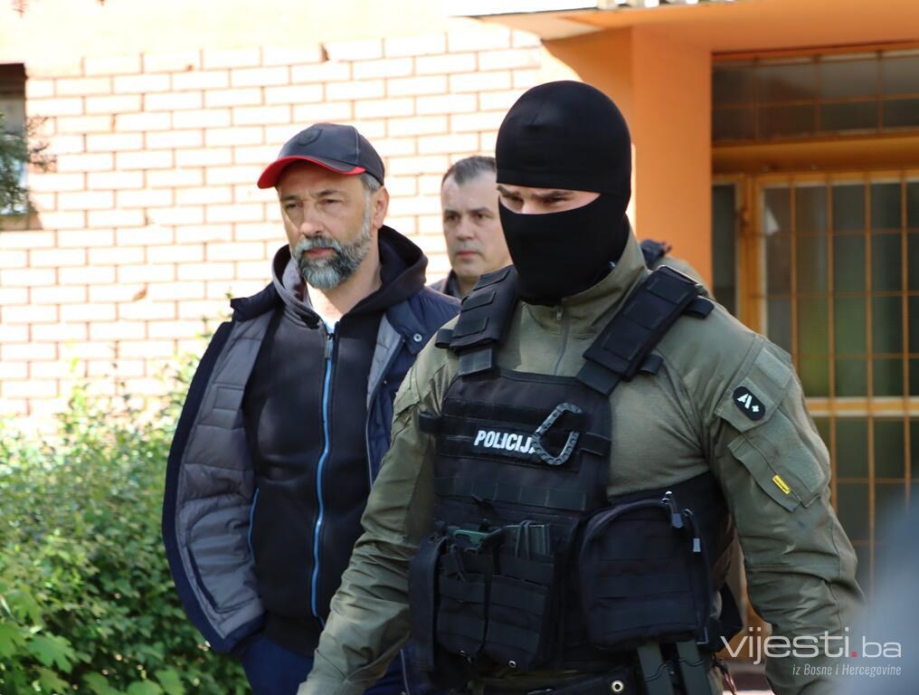 Foto/Video: Akcija SIPA-e i MUP-a KS, Memija izveden u pratnji specijalaca