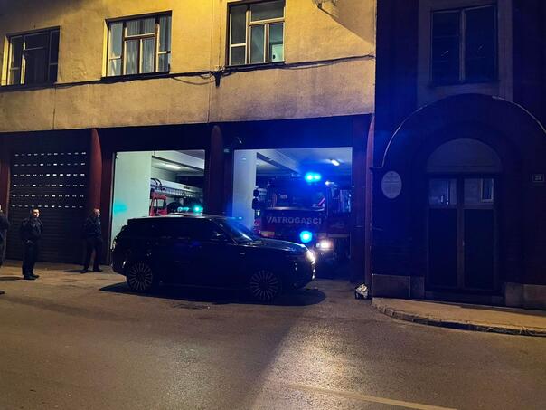 Foto/Video: Bahati vozač blokirao vatrogasce u Sarajevu