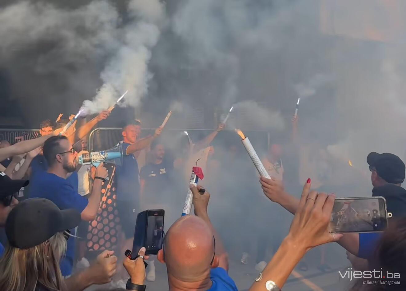Foto/Video: Gori Limassol, bakljadi navijača pridružili se i košarkaši