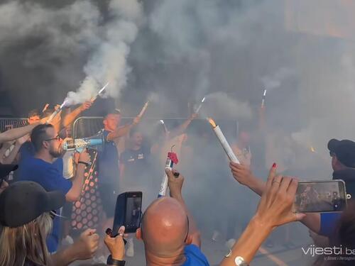 Foto/Video: Gori Limassol, bakljadi navijača pridružili se i košarkaši