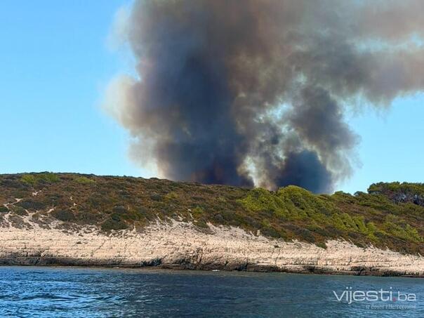 Foto/Video: Kod Hvara buknuo veliki požar