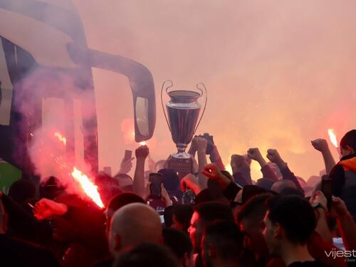 Foto/Video: Koševo gori, navijači i igrači Sarajeva slave titulu