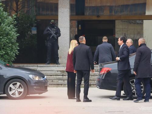 Foto&Video: Kurti stigao u zgradu Vlade FBiH