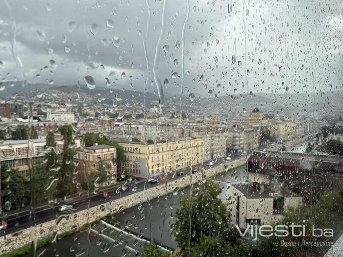 Foto&Video: Ljetni pljusak u Sarajevu, kišobrani na ulicama nakon dugo vremena