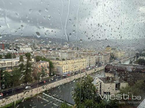 Foto&Video: Ljetni pljusak u Sarajevu, kišobrani na ulicama nakon dugo vremena