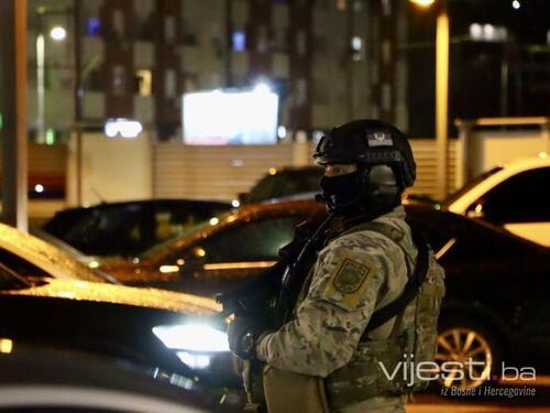 Foto/Video: Naoružani pripadnici SAJ-a čekaju Dodika