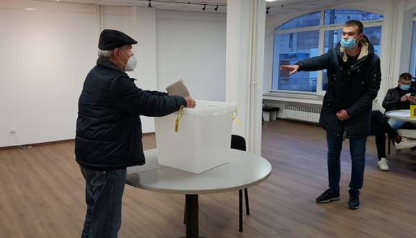 Foto/Video: Otvorena birališta u Mostaru