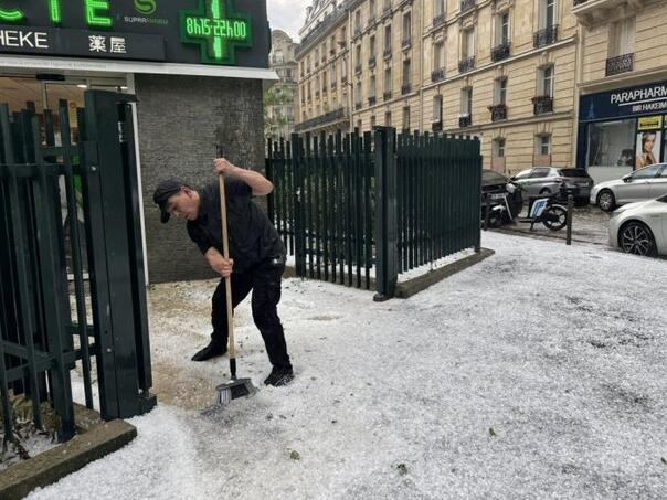 Foto/Video: Pariz pogodilo nezapamćeno nevrijeme