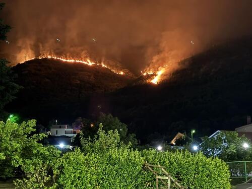 Foto/Video: Požar ne jenjava, pred mještanima Sutine besana noć