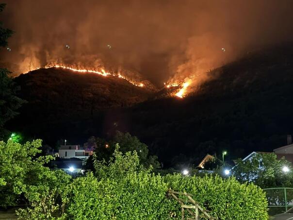Foto/Video: Požar ne jenjava, pred mještanima Sutine besana noć