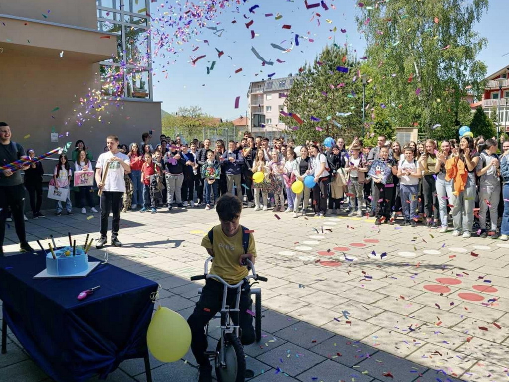 Foto / Video: Prijatelji iz škole priredili sjajan doček Ismailu Barlovu