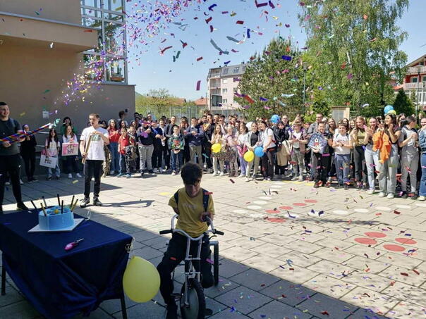 Foto / Video: Prijatelji iz škole priredili sjajan doček Ismailu Barlovu