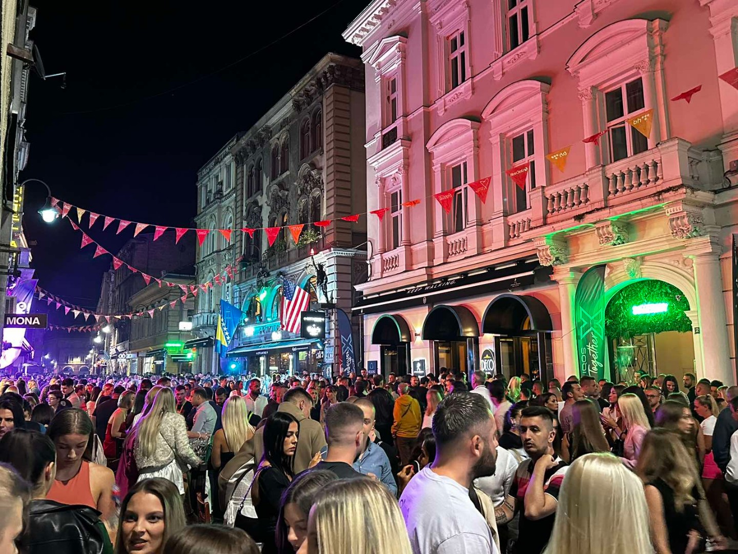 Foto/Video: Prva noć SFF-a i krcate ulice Sarajeva