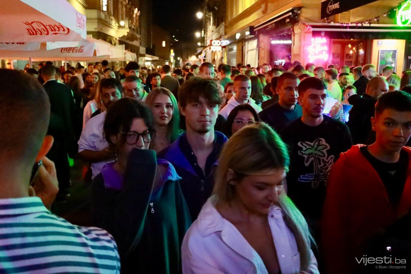 Foto/Video: Sarajevske ulice i kafići su večeras krcati