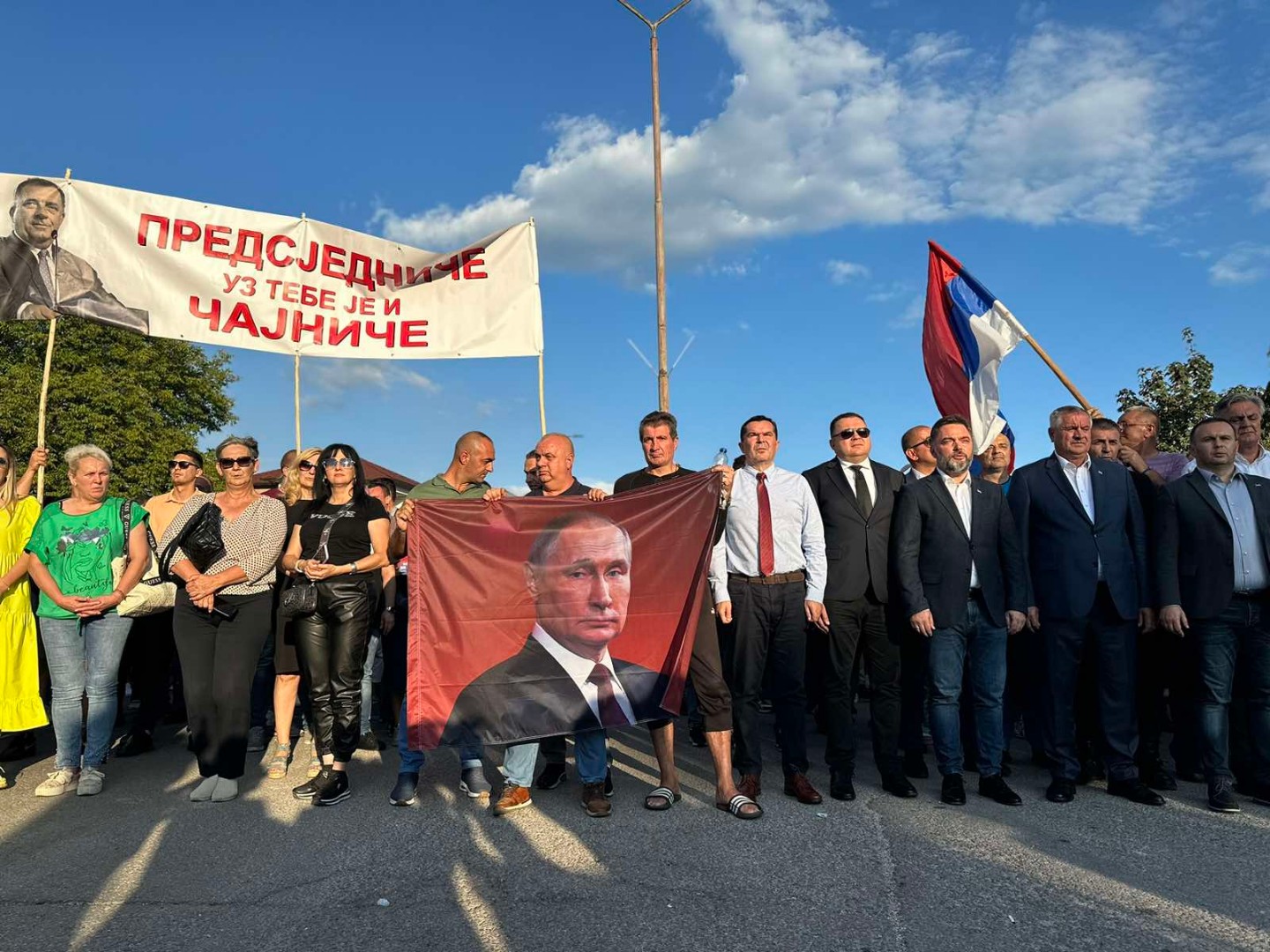 Foto/Video: Slike Dodika i Putina na protestu u RS