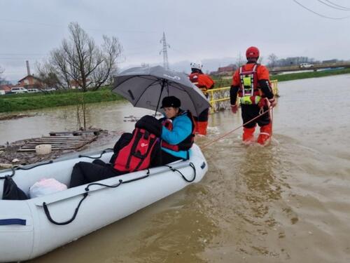 FOTO/VIDEO U Prijedoru evakuisano 145 lica, oko 800 objekata zaplavljeno