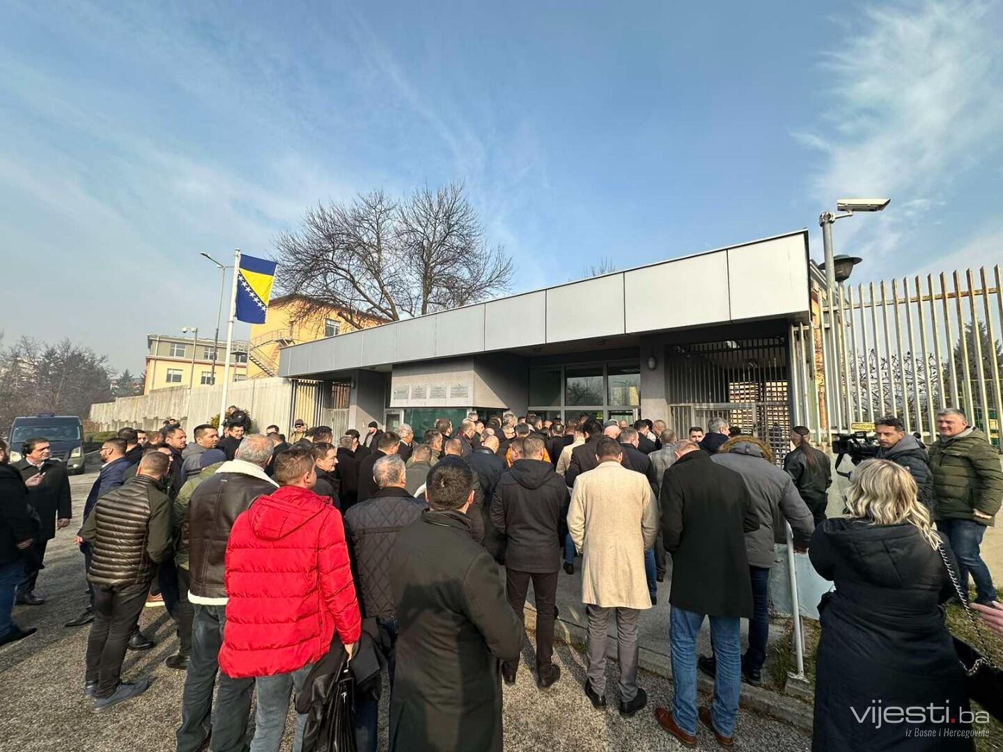 Foto/Video: Veliki broj Dodikovih simpatizera pred Sudom BiH