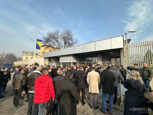 Foto/Video: Veliki broj Dodikovih simpatizera pred Sudom BiH