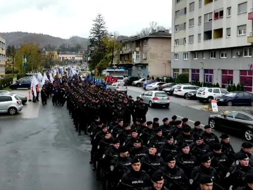 Foto/Video: Veliki defile u Tuzli povodom Dana državnosti BiH