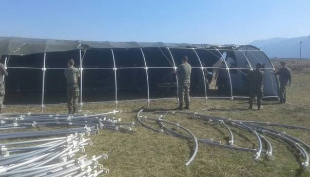 Foto: Vojska postavlja šatore na granici, 14 dana karantina za sve