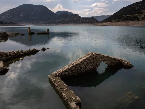 FOTO / Zbog velike suše, u Grčkoj 'izronilo' potopljeno selo
