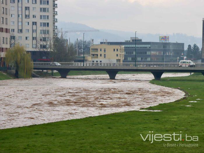 Foto: Željeznica i Bosna se izlile iz korita, nivo Miljacke zabrinjavajući