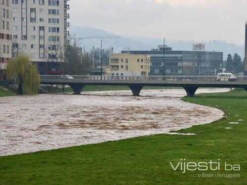 Foto: Željeznica i Bosna se izlile iz korita, nivo Miljacke zabrinjavajući