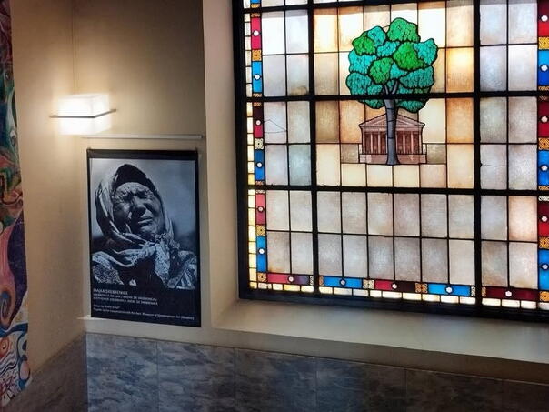 Zrnina "Majka Srebrenice" u muzejima MACA i Gernika