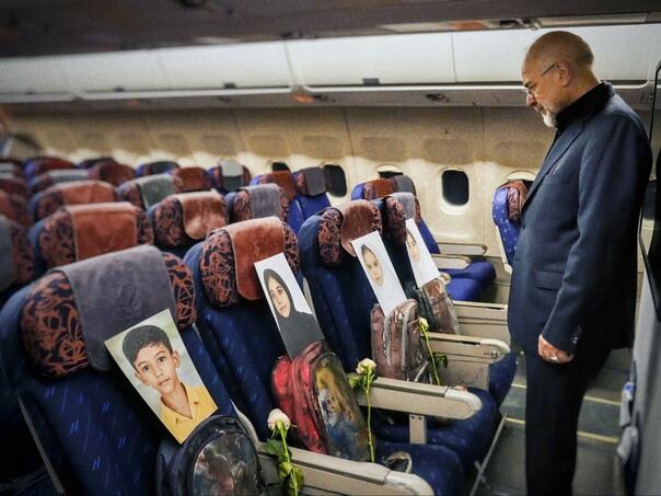 Fotografije ubijene djece iz Minaba u avionu iranske delegacije pred pregovore
