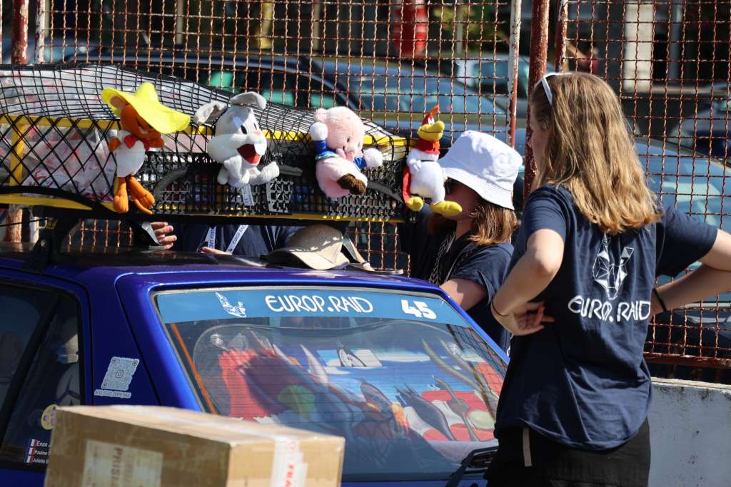 Francuska automobilistička karavana posjetila Centar Los Rosales i uručila vrijednu opremu
