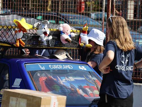 Francuska automobilistička karavana posjetila Centar Los Rosales i uručila vrijednu opremu