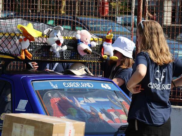 Francuska automobilistička karavana posjetila Centar Los Rosales i uručila vrijednu opremu