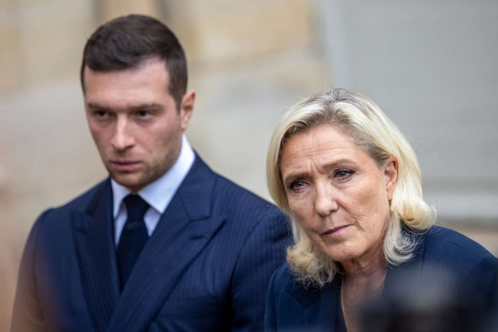 Francuska krajnja desnica ubrzava regrutaciju, dok je Macronova vlada na rubu kolapsa