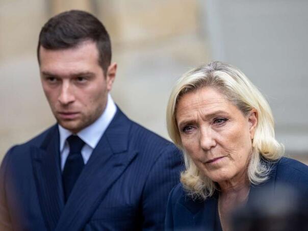 Francuska krajnja desnica ubrzava regrutaciju, dok je Macronova vlada na rubu kolapsa