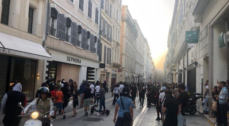 Francuska: Mladić poginuo nakon pada s krova tokom protesta