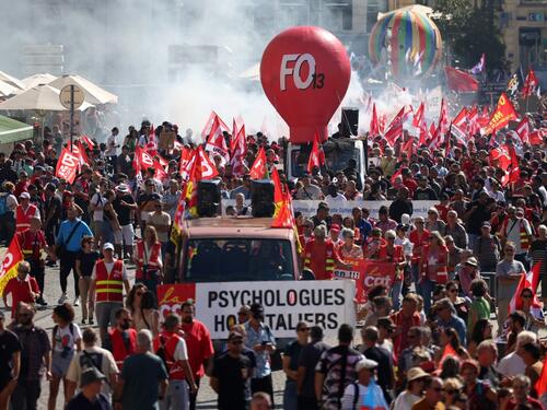 Francuska na rubu: Ekonomija tone, narod na ulicama, Macron pod sve većim pritiskom